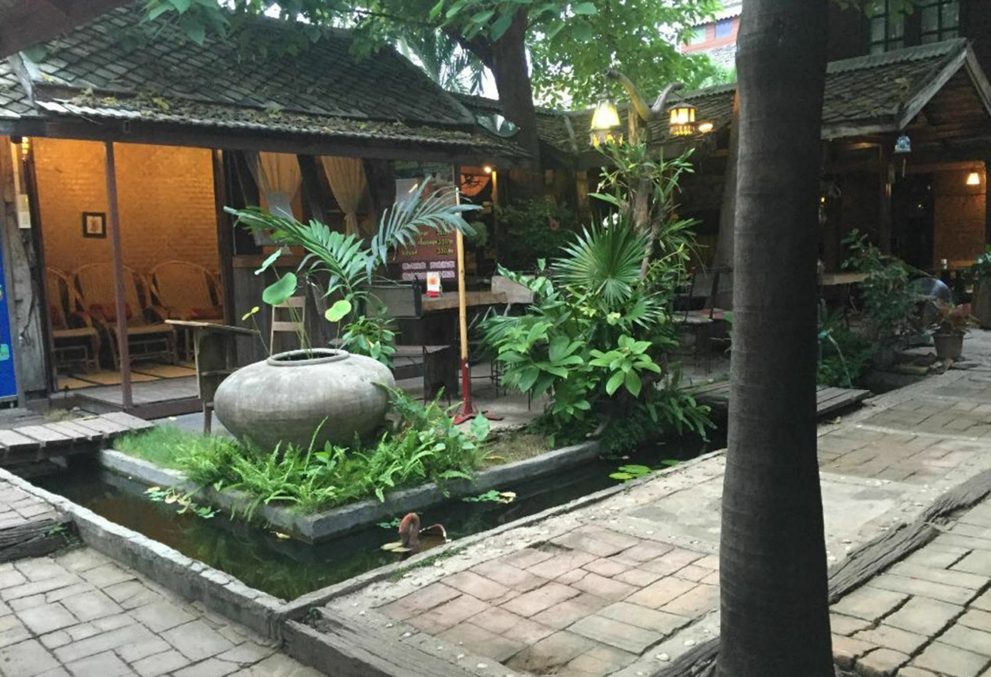 Baanlansa Bed&Bar Hotell Chiang Mai Exteriör bild